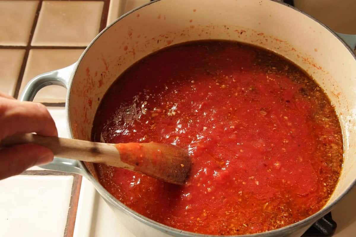  making tasty tomato sauce for pasta to intensify the flavor 
